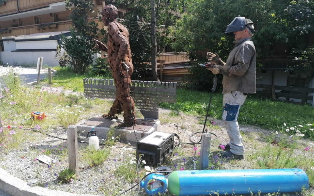 Eisenplastik „Mahn-fried“ in Alpbach, Juli 2020